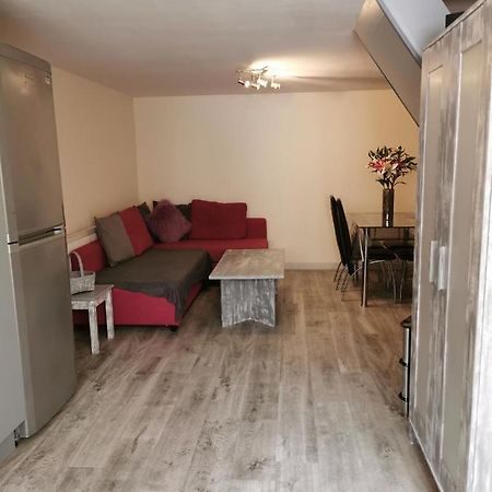 Palaz 1 - 2 Bedroom Garden Flat エドモントン エクステリア 写真